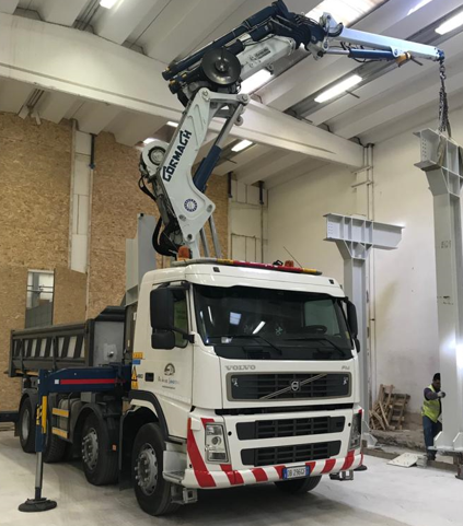 mezzo 4 assi volvo con gru